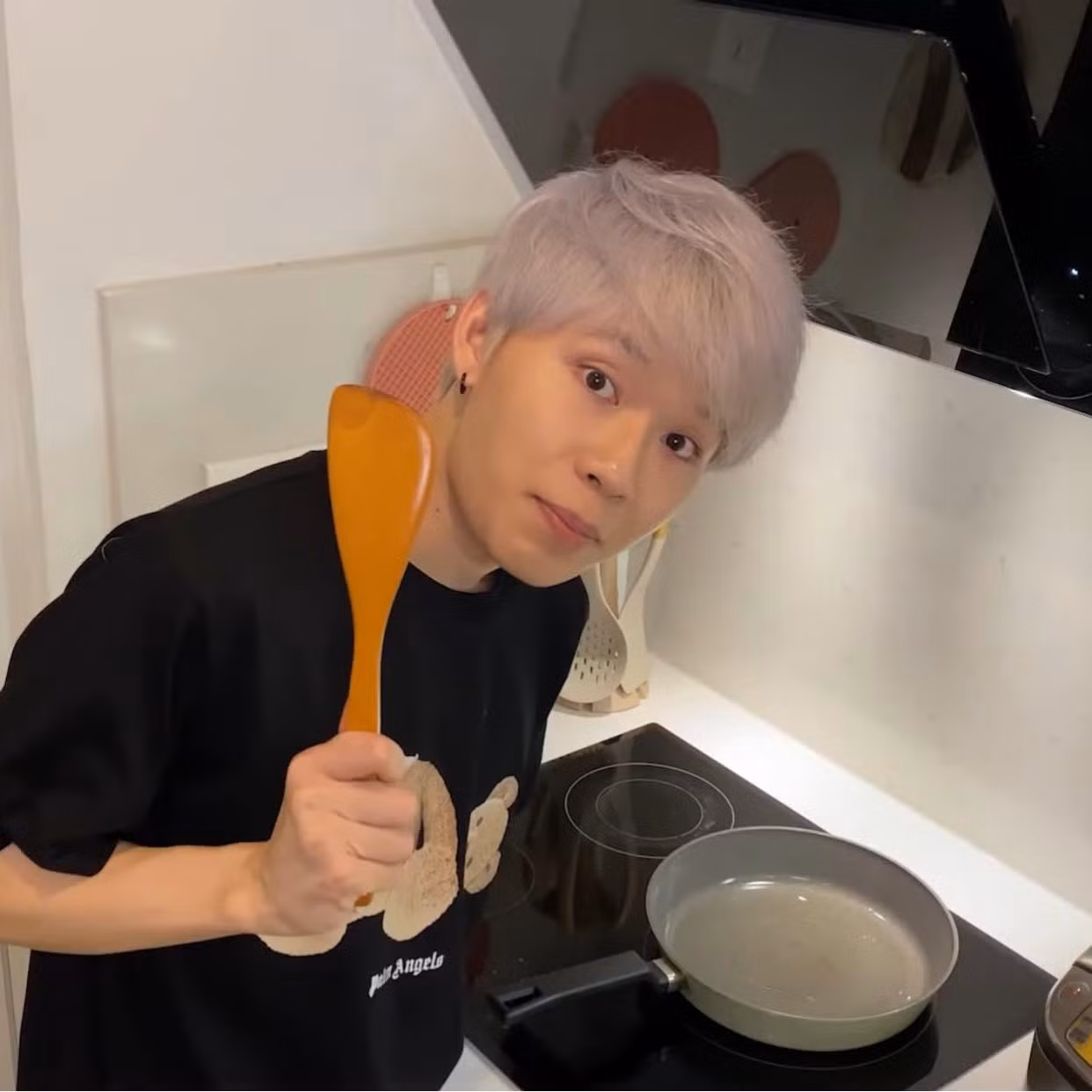 Quang Trung chăm chỉ vào bếp nấu ăn trong những ngày ở nhà.