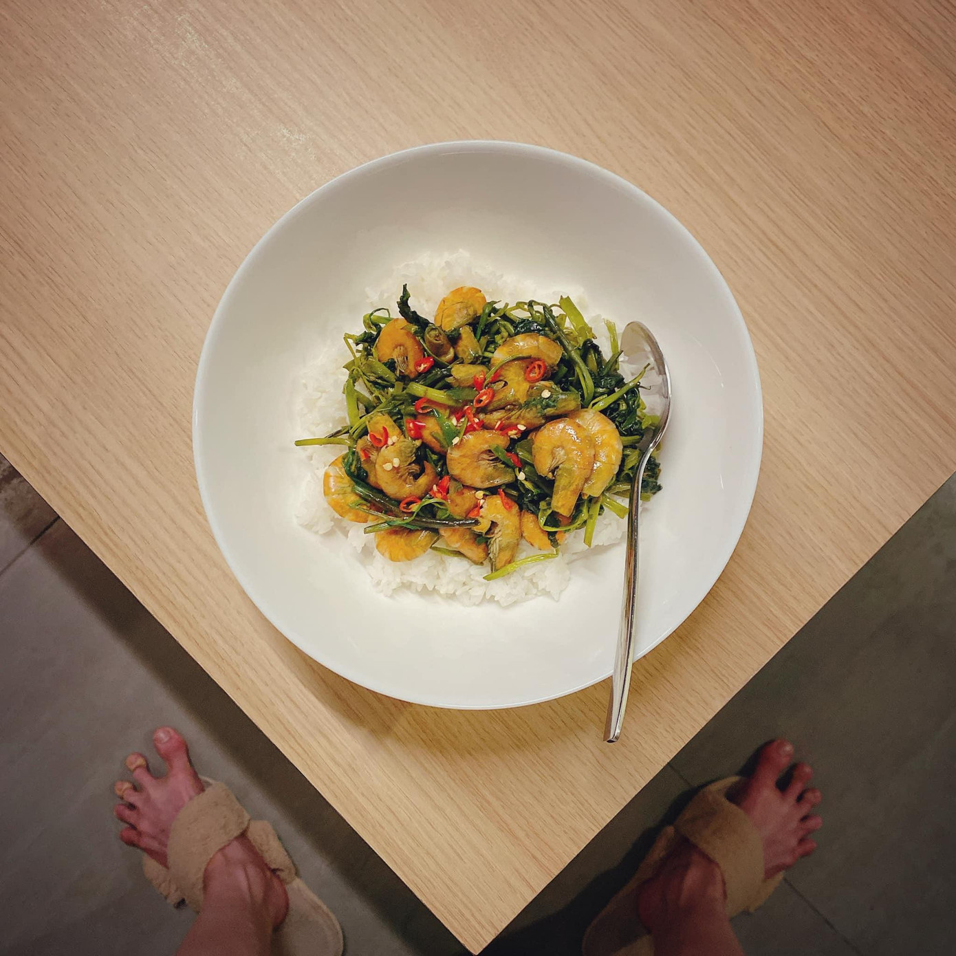 Những ngón chân của Quang Trung cũng không quên giãn cách xã hội.