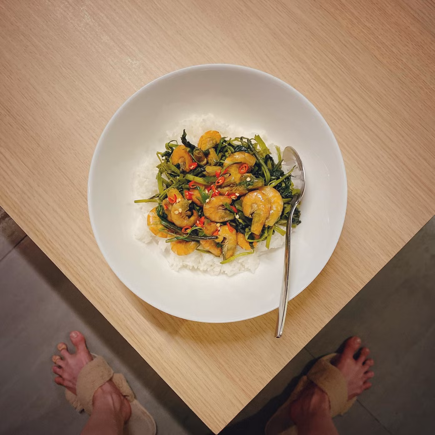 Những ngón chân của Quang Trung cũng không quên giãn cách xã hội.