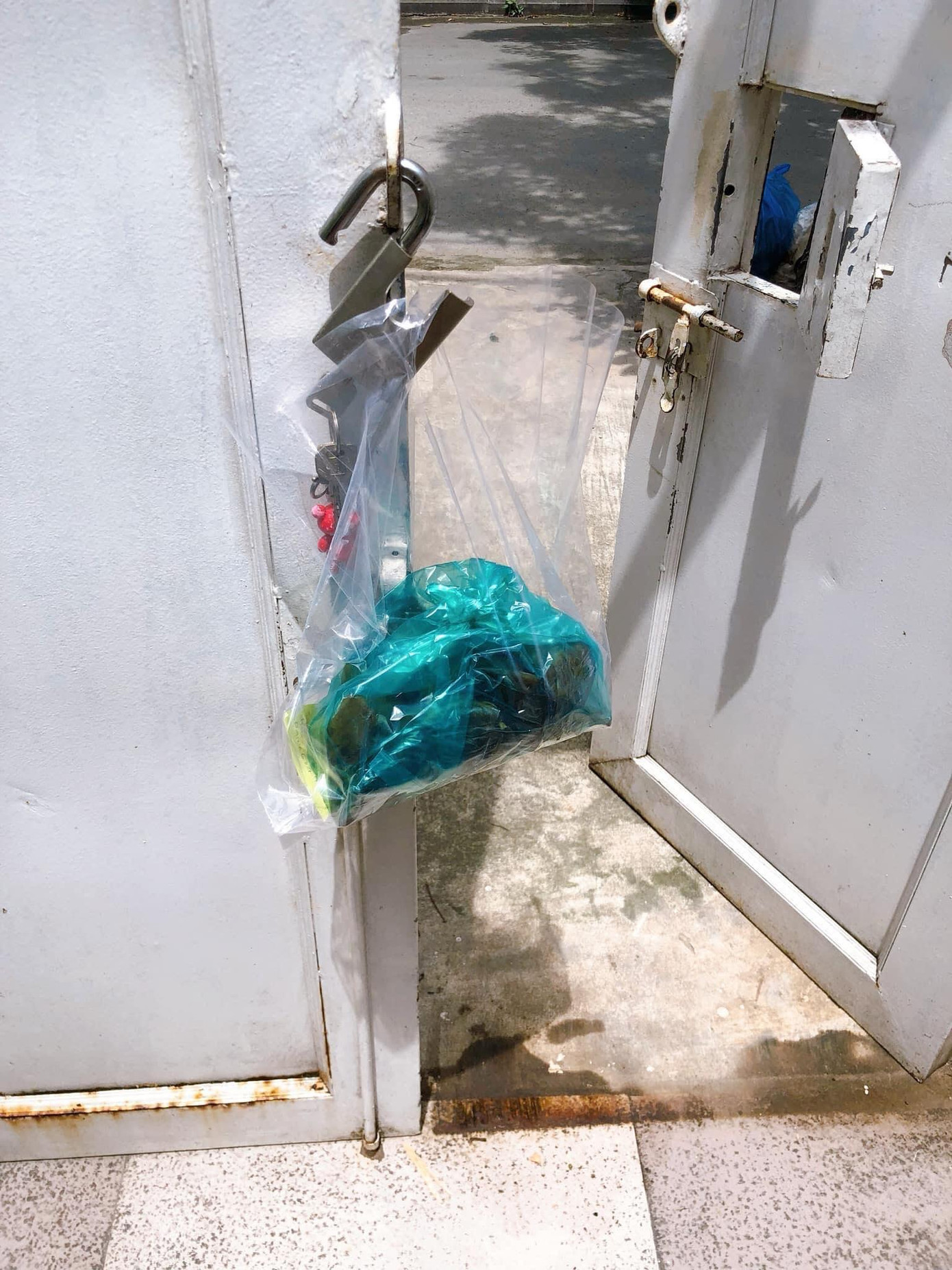 Để đảm bảo phòng, chống dịch bệnh nên chọn thanh toán online và dặn shipper đặt hàng trước nhà. (Ảnh: Nguyễn Lâm)