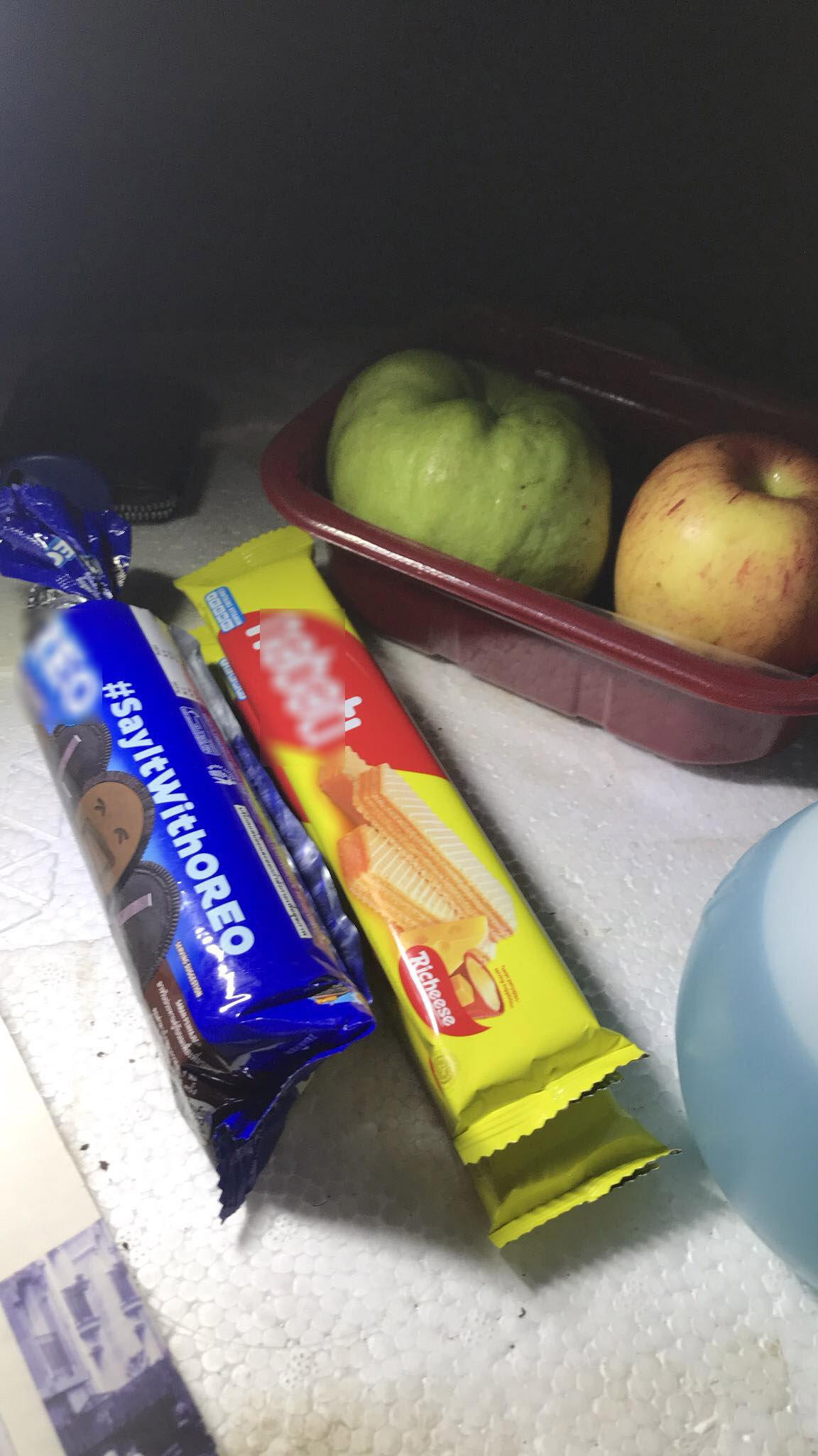 Nhiều người dân tiếp tế đồ ăn, bánh kẹo cho anh em dân phòng ở chốt trực.