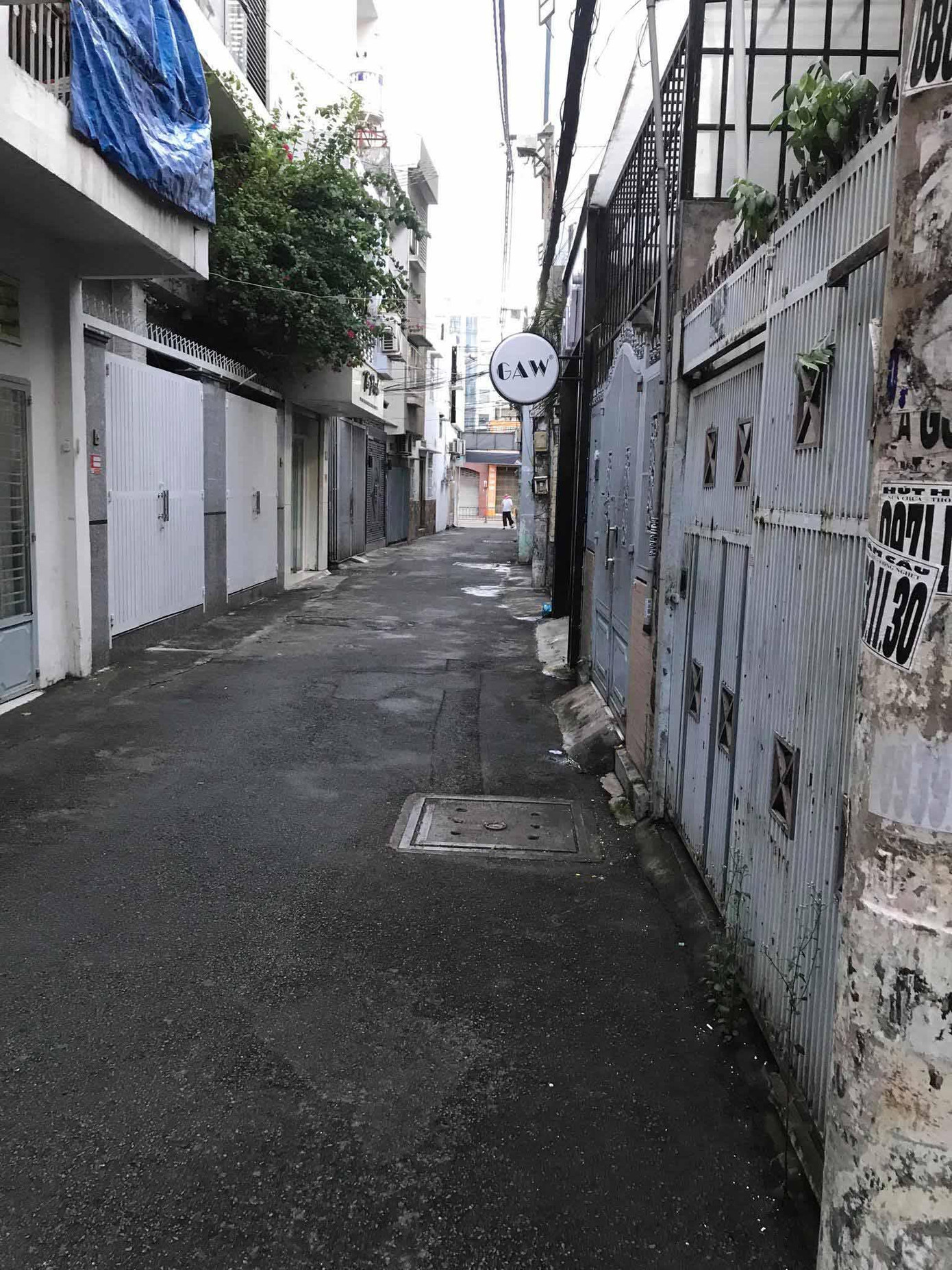 Khu dân cư vắng vẻ vì giãn cách nhưng mọi người vẫn âm thầm quan tâm lẫn nhau.