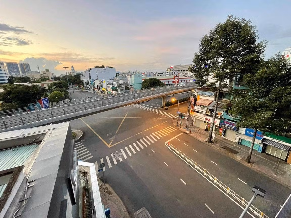 Khu vực đường Ba Tháng Hai giao Nguyễn Tri Phương, Quận 10. (Ảnh: Phong Đoàn)