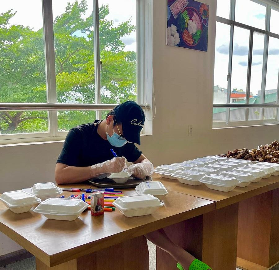 Anh Lợi tự tay viết lời nhắn "cưng xỉu" trên những hộp cơm gửi vào Bệnh viện dã chiến số 7. Anh Lợi tự tay viết lời nhắn "cưng xỉu" trên những hộp cơm gửi vào Bệnh viện dã chiến số 7.