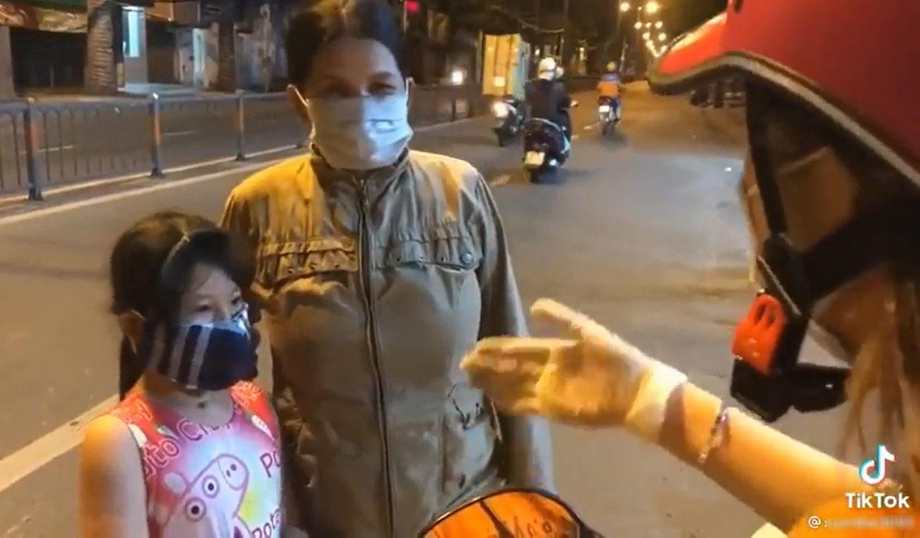 Trước khi trao quà hỗ trợ, cô gái tuôn một tràng mắng mỏ hai mẹ con. Trước khi trao quà hỗ trợ, cô gái tuôn một tràng mắng mỏ hai mẹ con.