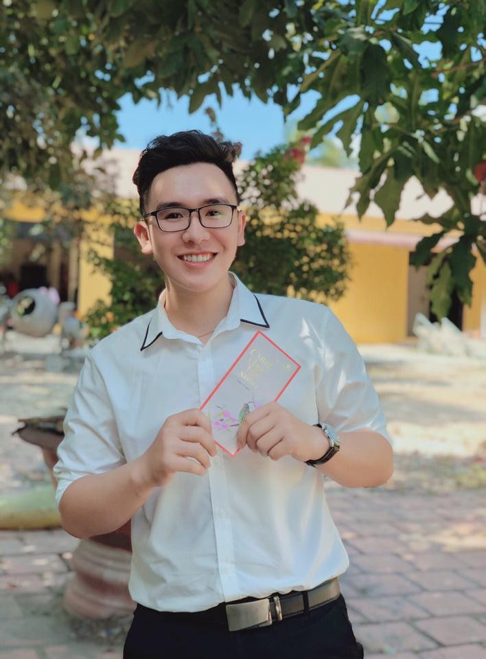 Tấn Đạt hiện đang làm giáo vụ tại ĐH Nguyễn Tất Thành. (Ảnh: NVCC) Tấn Đạt hiện đang làm giáo vụ tại ĐH Nguyễn Tất Thành. (Ảnh: NVCC)