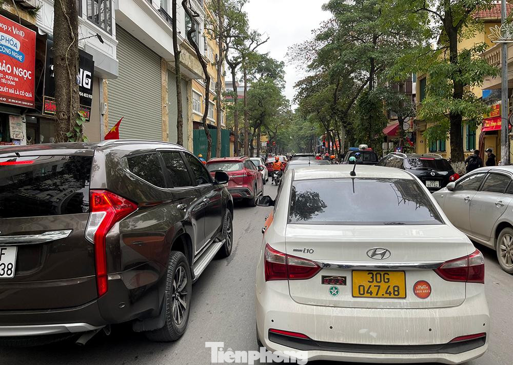 Đường Quán Thánh lượng người dân đi mua sắm cuối năm đông nên thường xuyên ùn tắc