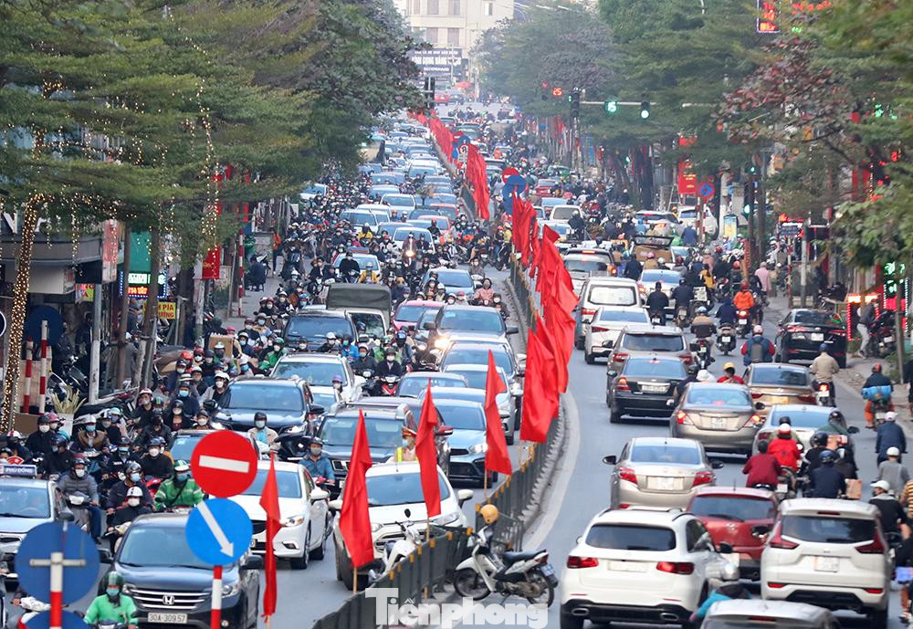 Chiều 27/1 (tức 25.12 âm lịch), nhiều tuyến phố trung tâm Hà Nội có mật độ phương tiện tham gia giao thông khá đông đúc.Trong ảnh: Xe ôtô mất lái đâm vào dải phân cách hướng từ Tây Sơn về Ngã tư sở khiến các phương tiện bị ùn tắc dài nhiều giờ