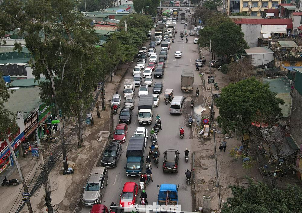 Đường Cầu Bươu – Phúc La tình trạng thường xuyên ùn tắc giao thông tại khu vực này.