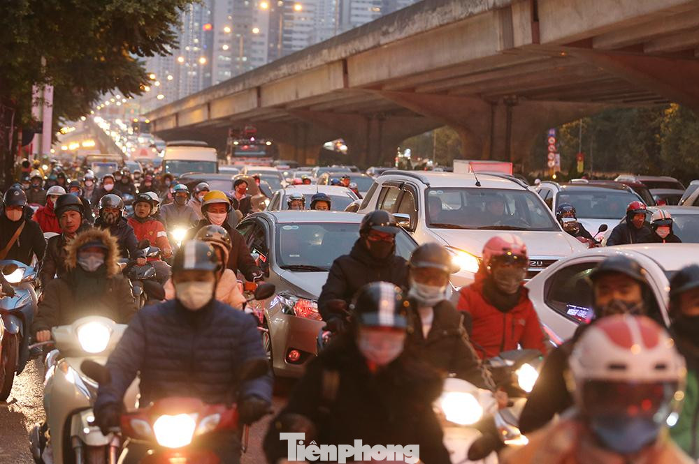 Ùn tắc trên đường Nguyễn Xiển-Khuất Duy Tiến không còn một chỗ trống