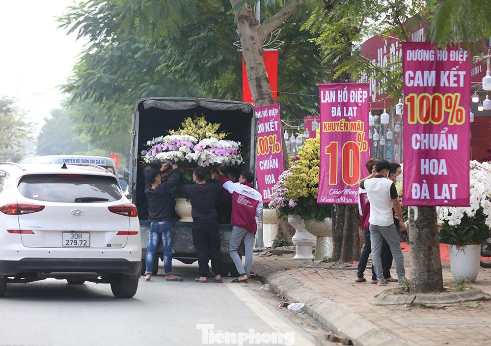 Các hoạt động mua bán hoa, cây cảnh phục vụ thị trường Tết diễn ra ngay dưới lòng đường, vỉa hè cũng làm cho tình trạng giao thông thêm hỗn loạn.