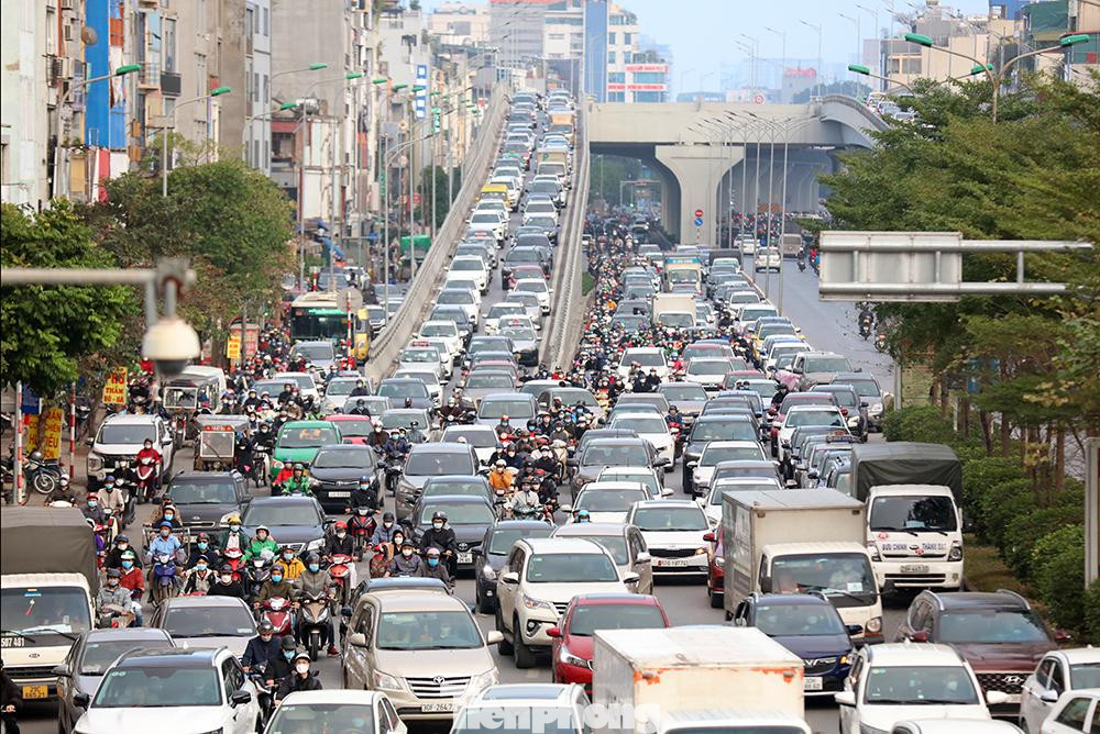 Lượng xe giao thông tại khu vực đường vành đai 2 trên cao Trường Chinh về Ngã tư sở các phương tiện cũng chen chúc, di chuyển chậm.