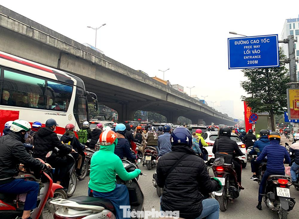 Còn 5 ngày nữa là Tết, người dân tranh thủ đi mua sắm cuối năm nên lượng xe trên các tuyến phố lẫn các đường vành đai đều ùn tắc dài.