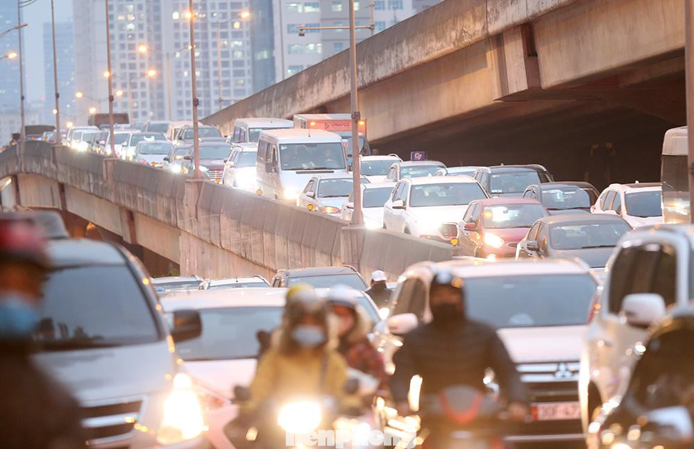 Đường vành đai 3 trên cao xe ô tô xếp hàng dài