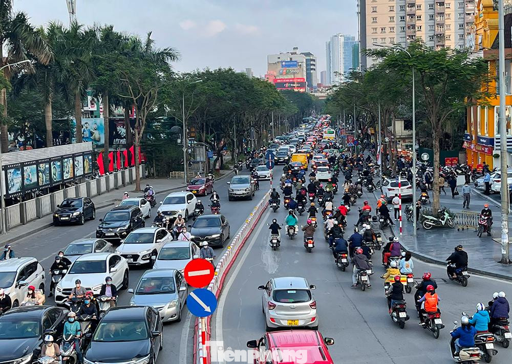 Phố Thái Hà hướng Huỳnh Thúc Kháng ùn tắc dài