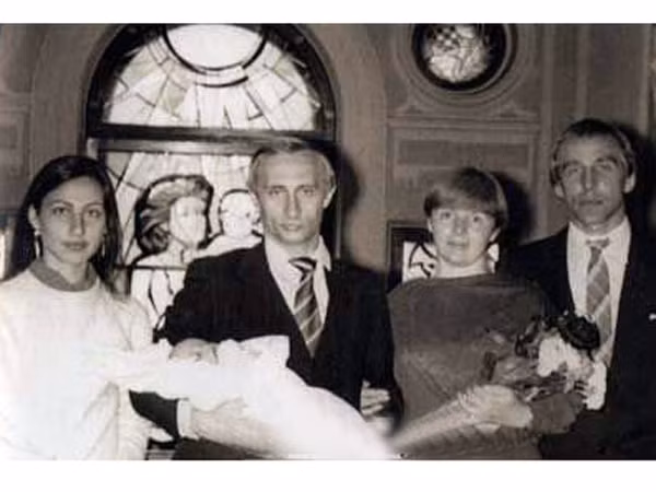 Vợ chồng họ sinh cô con gái đầu lòng Maria Putina năm 1985