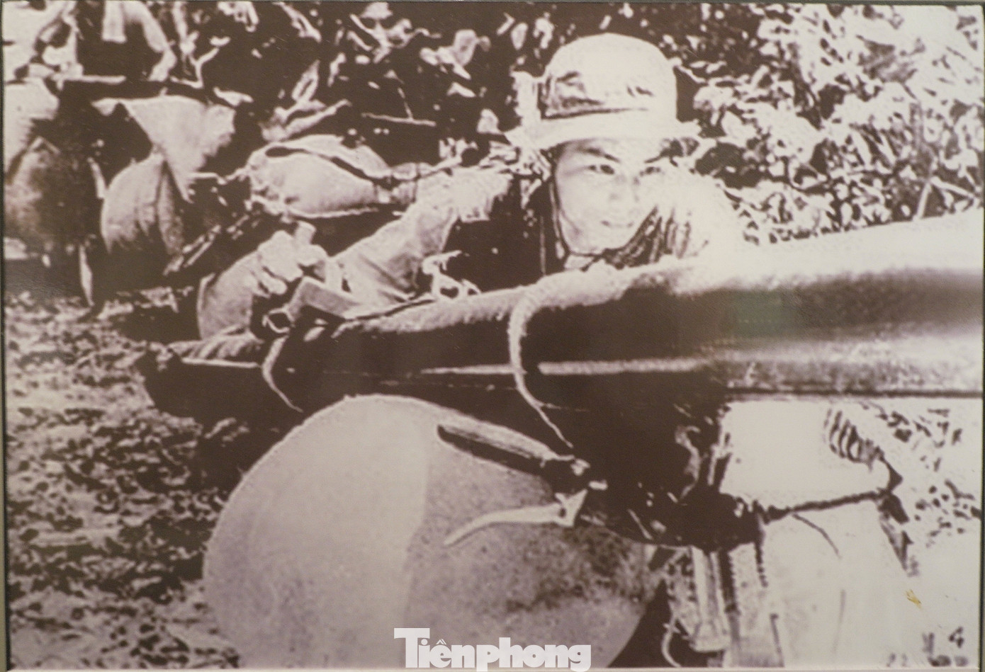 Vận chuyển khí tài vào trận địa Bình Giã. (Ảnh tư liệu)