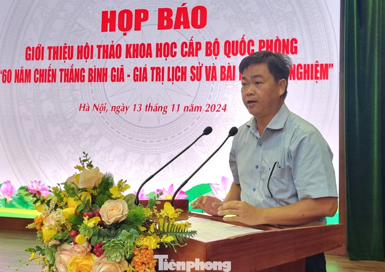 Ông Lê Văn Minh cung cấp thêm cho phóng viên về các hoạt động kỷ niệm 60 năm Chiến thắng Bình Giã.