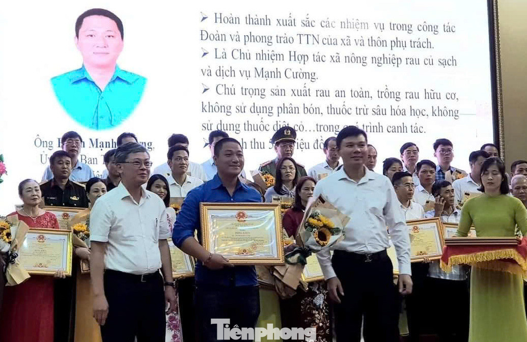 Anh Phạm Mạnh Cường vinh dự được Chủ tịch UBND tỉnh Hưng Yên tặng Bằng khen vì có thành tích xuất sắc trong phong trào thi đua “Thanh niên xung kích, tình nguyện phát triển kinh tế - xã hội, lập thân, lập nghiệp” năm 2023. Anh Phạm Mạnh Cường vinh dự được Chủ tịch UBND tỉnh Hưng Yên tặng Bằng khen vì có thành tích xuất sắc trong phong trào thi đua “Thanh niên xung kích, tình nguyện phát triển kinh tế - xã hội, lập thân, lập nghiệp” năm 2023.