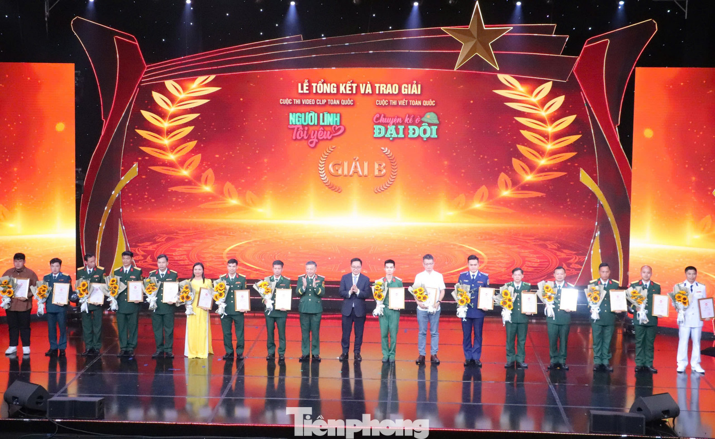 Các tác giả đoạt giải B Cuộc thi video clip toàn quốc “Người lính tôi yêu” và Cuộc thi viết toàn quốc “Chuyện kể ở đại đội”. Các tác giả đoạt giải B Cuộc thi video clip toàn quốc “Người lính tôi yêu” và Cuộc thi viết toàn quốc “Chuyện kể ở đại đội”.