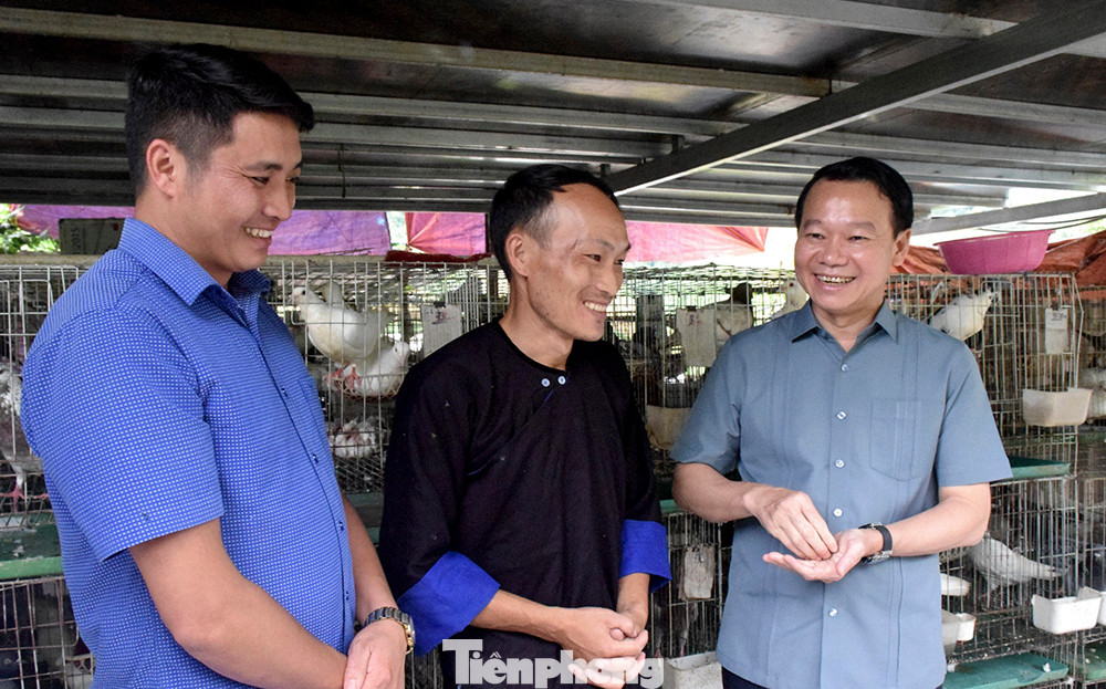 Ông Đỗ Đức Duy, thời điểm đến thăm mô hình của Hờ A Sùng đang giữ chức vụ Bí thư Tỉnh ủy Yên Bái, nay là Bộ trưởng Bộ Tài nguyên và Môi trường.