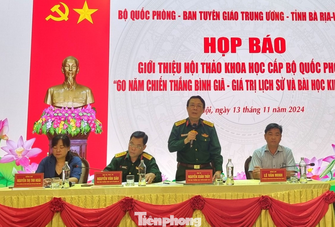 Đại tá Nguyễn Xuân Thủy phát biểu điều hành họp báo.