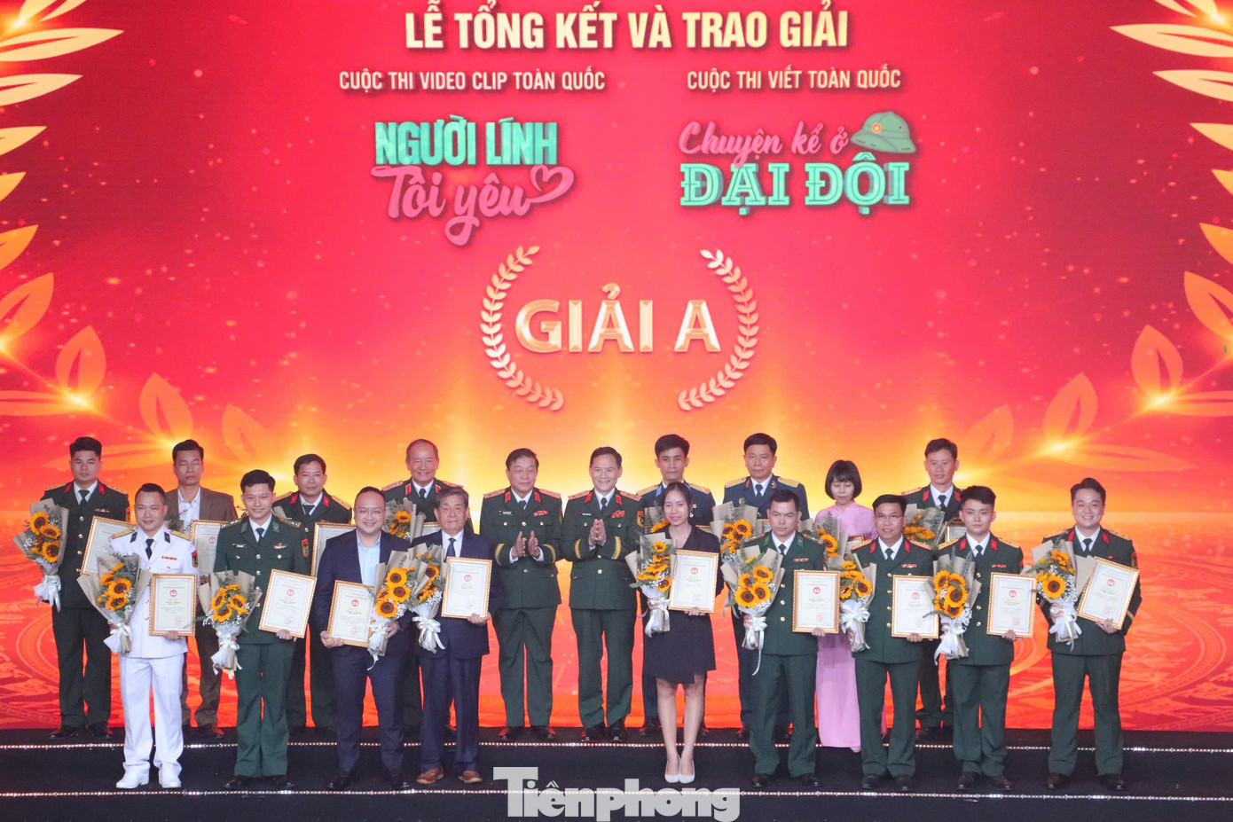 Các tác giả đoạt giải A Cuộc thi video clip toàn quốc “Người lính tôi yêu” và Cuộc thi viết toàn quốc “Chuyện kể ở đại đội”. Các tác giả đoạt giải A Cuộc thi video clip toàn quốc “Người lính tôi yêu” và Cuộc thi viết toàn quốc “Chuyện kể ở đại đội”.