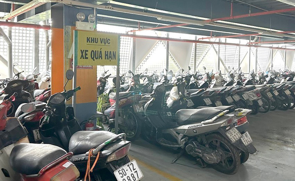 Nhiều xe máy gửi tại nhà xe sân bay Tân Sơn Nhất thời gian dài không có người tới nhận.