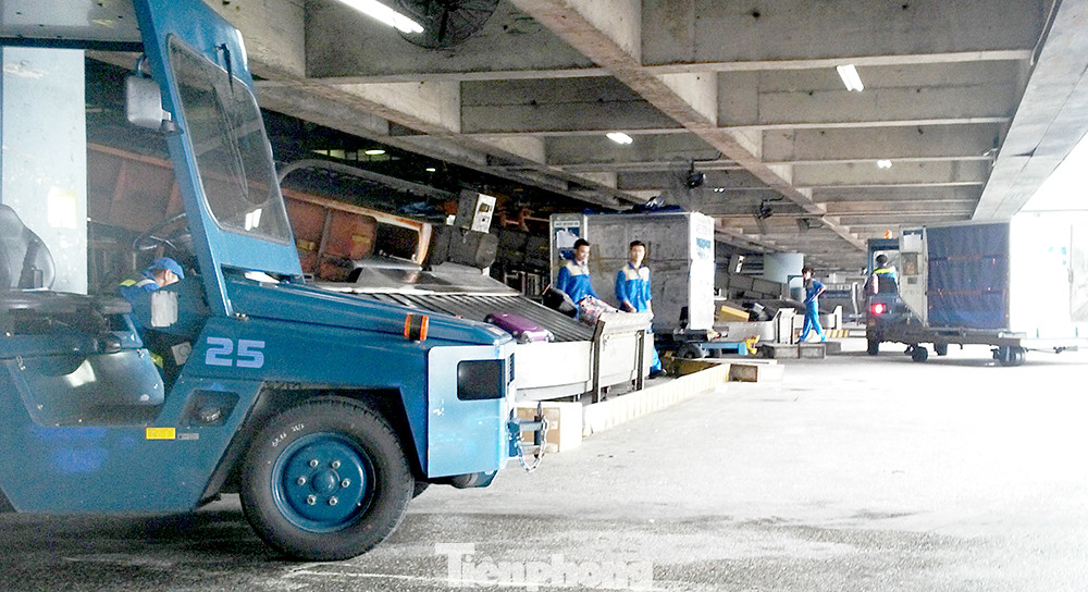 Khu vực bốc xếp hành lý ký gửi chuyến bay nội địa tại sân bay Nội Bài (Ảnh: H.Việt) Khu vực bốc xếp hành lý ký gửi chuyến bay nội địa tại sân bay Nội Bài (Ảnh: H.Việt)