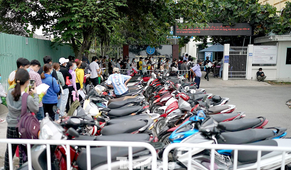 Người dân chờ làm thủ tục nhận chế độ BHXH tại TPHCM. Người dân chờ làm thủ tục nhận chế độ BHXH tại TPHCM.