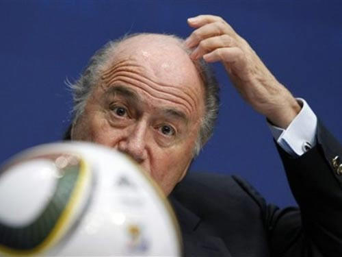 Chủ tịch FIFA S. Blatter nhận nhiều chỉ trích sau những vụ việc ầm ĩ cuối năm qua. Ảnh: AP