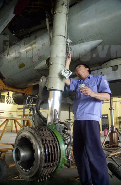 Kiểm tra kỹ thuật lần cuối trước giờ bay 