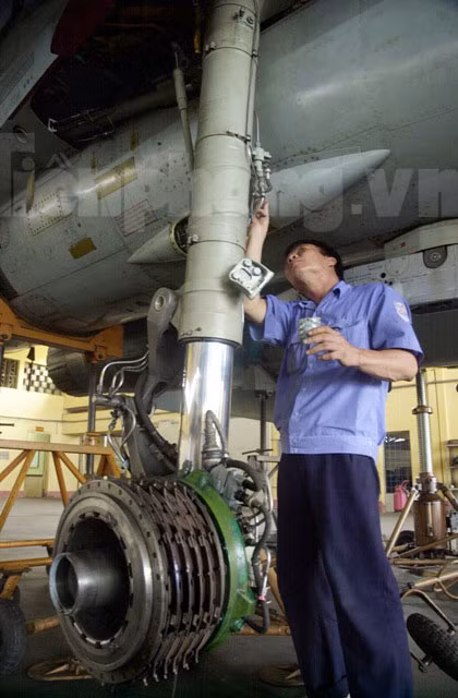 Kiểm tra kỹ thuật lần cuối trước giờ bay 