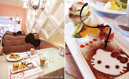 Hai ngôi nhà Hello Kitty nằm ngay cạnh nhau chỉ khác nhau màu sơn ngoại thất.