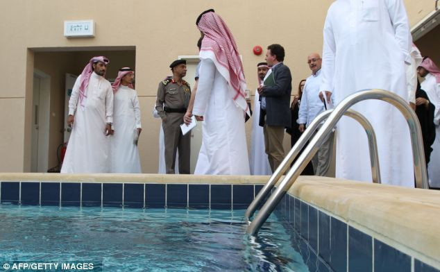 Bể bơi được thiết kế trong tòa nhà được xem là nhà tù ở thành phố Riyadh, Ả rập Xê Út 