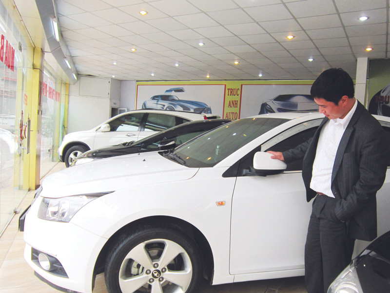 Trước sức ép phí, lệ phí, thuế thị trường ô tô trở nên ảm đạm. Ảnh: PV. Trước sức ép phí, lệ phí, thuế thị trường ô tô trở nên ảm đạm. Ảnh: PV