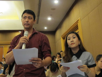 Chị Cao Ngân Hà và chồng phát biểu tại buổi họp báo - Ảnh: Dương Ngọc