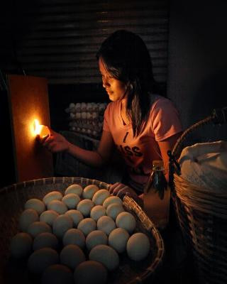 "Người bán trứng rong" - Danilo Victoriano Jr. (Philppines).