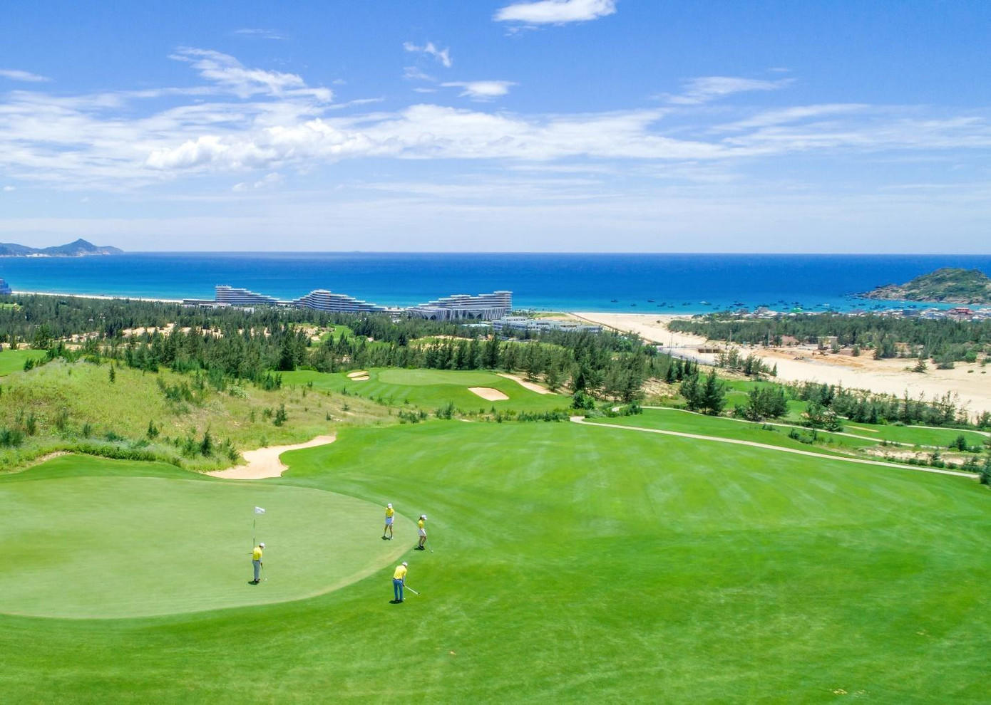 FLC Quy Nhơn Golf Links được công nhận là một trong 3 sân golf đẹp nhất khu vực Đông Nam Á. FLC Quy Nhơn Golf Links được công nhận là một trong 3 sân golf đẹp nhất khu vực Đông Nam Á.