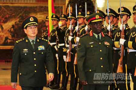 Tướng Ngụy Phong Hòa (trái) trong một chuyến thăm nước ngoài