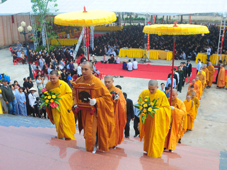 Các Tăng ni, Phật tử tiến vào hội trường chuẩn bị cho lễ cầu siêu. Ảnh: Tuấn Nguyễn