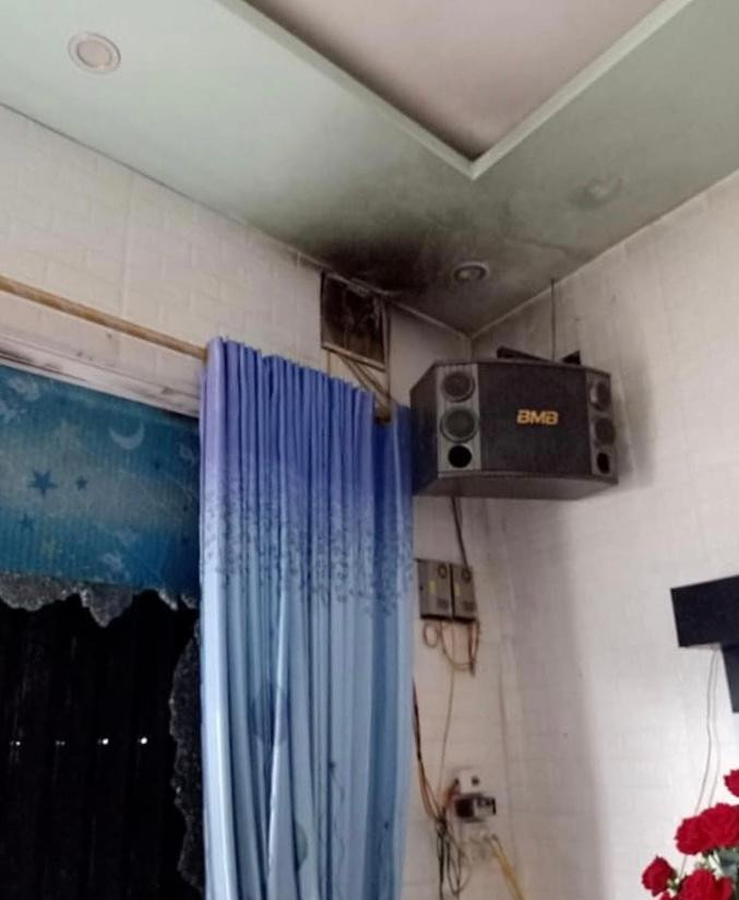 Phía bên trong cửa hàng bị cháy. Ảnh: Bạn đọc