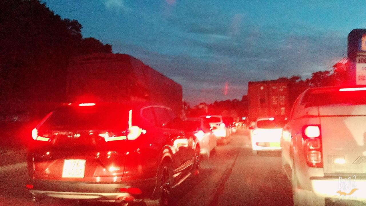 Phương tiện giao thông di chuyển chậm trên Quốc lộ 1A (đoạn qua địa bàn huyện Hậu Lộc, Thanh Hoá) tại thời điểm 18h40 phút. Phương tiện giao thông di chuyển chậm trên Quốc lộ 1A (đoạn qua địa bàn huyện Hậu Lộc, Thanh Hoá) tại thời điểm 18h40 phút.