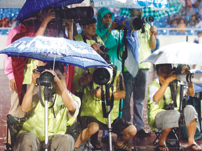 Nhà báo tác nghiệp trong mọi hoàn cảnh Ảnh: Hồng Vĩnh