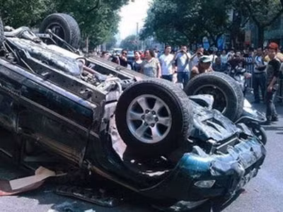 Xe du lịch do Nhật Bản sản xuất bị những người biểu tình Trung Quốc đập phá trên đường phố Trung Quốc. Ảnh: AP. Xe du lịch do Nhật Bản sản xuất bị những người biểu tình Trung Quốc đập phá trên đường phố Trung Quốc. Ảnh: AP