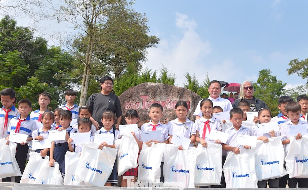 Báo Tiền Phong tặng 40 suất quà cho các em học sinh khó khăn trên địa bàn xã Minh Thanh.