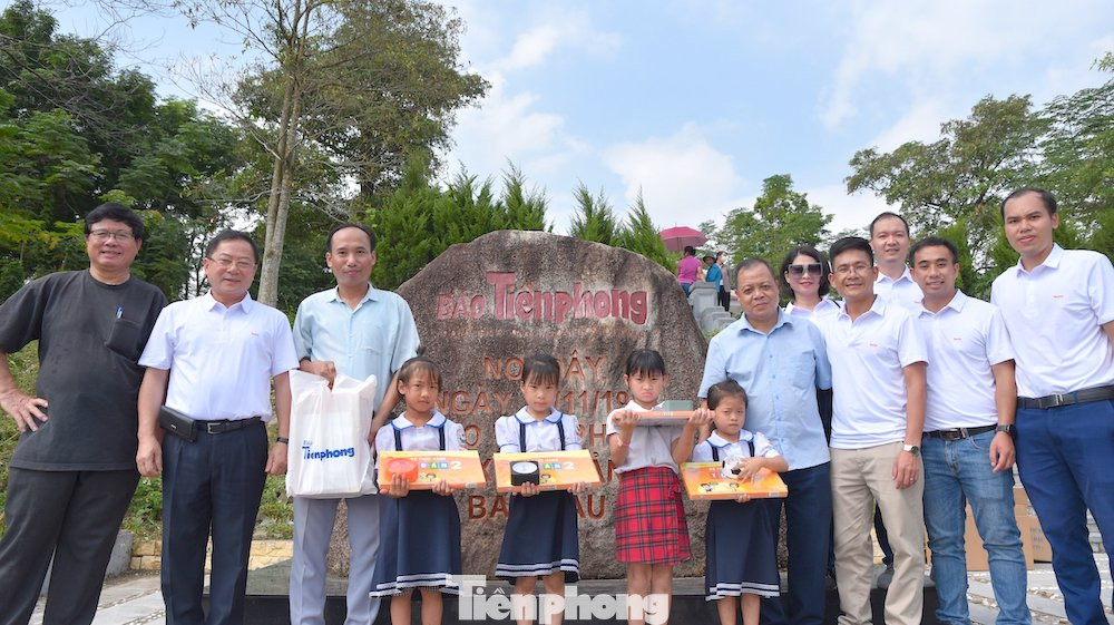 Nhân chuyến đi về nguồn dịp kỷ niệm 70 năm báo Tiền Phong ra số đầu tiên, báo đã dành tặng những suất quà là máy tính, đồ dùng học tập, vở, truyện, sách tham khảo, đồ chơi cho trường Mầm non, Tiểu học và Trung học cơ sở xã Minh Thanh.