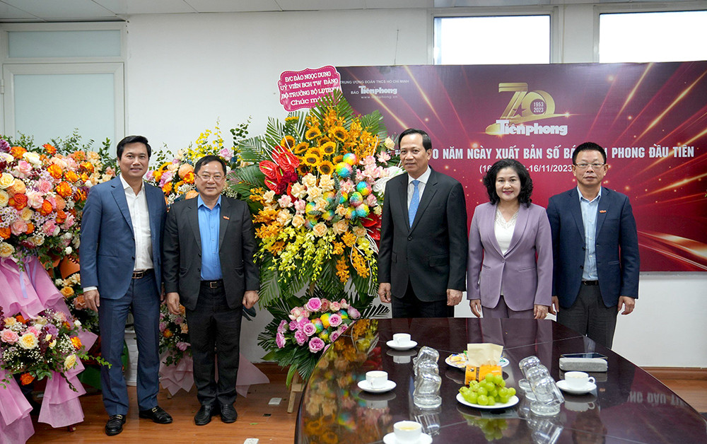 Lãnh đạo Bộ LĐ-TB&amp;XH, Bộ Xây dựng thăm và chúc mừng Báo Tiền Phong nhân 70 năm ngày xuất bản số báo đầu tiên. Từ trái sang phải: Thứ trưởng Xây dựng - Nguyễn Tường Văn, Tổng Biên tập Báo Tiền Phong - Lê Xuân Sơn , Bộ trưởng LĐ-TB&amp;XH - Đào Ngọc Dung, Thứ trưởng LĐ-TB&amp;XH - Nguyễn Thị Hà, Phó Tổng Biên tập Báo Tiền Phong - Phùng Công Sưởng. (Ảnh: Đức Nguyễn).