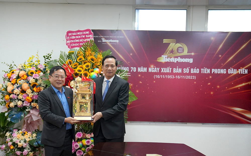 Tổng Biên tập Lê Xuân Sơn nhận món quà đặc biệt của Bộ trưởng LĐ-TB&amp;XH Đào Ngọc Dung trao tặng. (Ảnh: Đức Nguyễn)