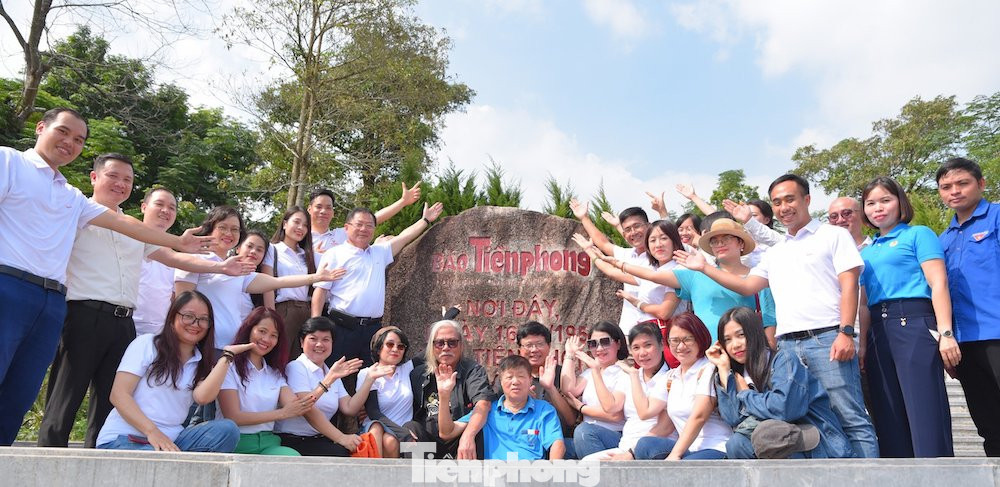 Đoàn cán bộ, phóng viên, nhân viên báo Tiền Phong các thời kỳ tại di tích nơi báo phát hành số đầu tiên ở thôn Dõn, xã Minh Thanh, huyện Sơn Dương, tỉnh Tuyên Quang.